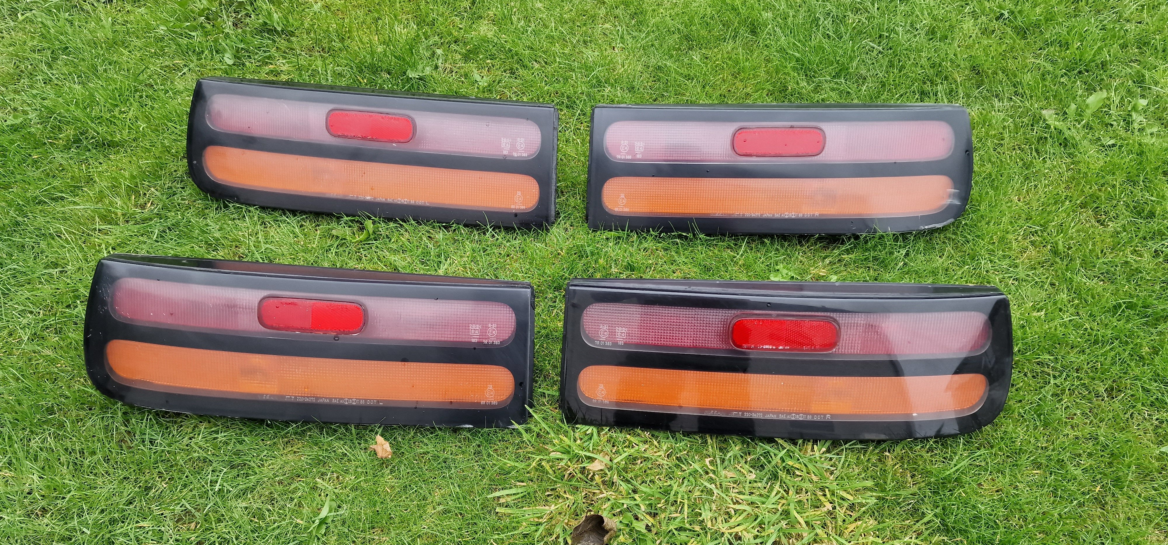 2 Sets of rear signal lights